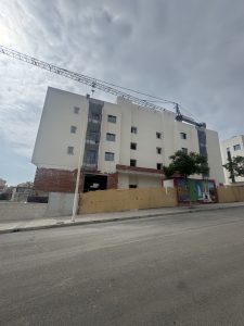 Modern nieuwbouw appartementencomplex onder constructie in een gezellige wijk, klaar voor luxe wonen met uitzicht, weerspiegeld in het bouwproces en de ontwikkeling van Casa La Pluma.