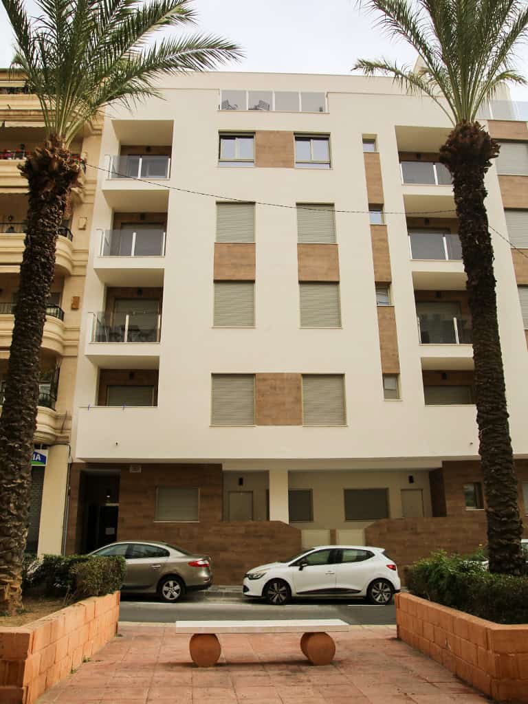 Appartementencomplex met moderne architectuur en palm bomen voor een luxe levensstijl in Malaga, Spanje. Perfect voor investeerders en bewoners die op zoek zijn naar comfort en stijl.